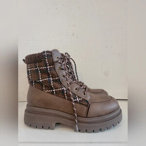 ROCKET DOG DESMOND BROWN & PLAID LACE & ZIPPER LUG BOOTS ( sz 9)